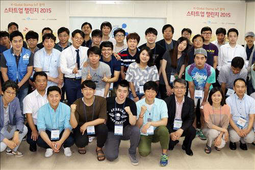 한국인터넷진흥원과 미래부가 추진하는 IoT 분야 스타트업 챌린지에 참가할 15개 스타트업이 선정됐다. 사진은 참가자들이 파이팅을 외치고 있는 모습.    사진= 한국인터넷진흥원 제공